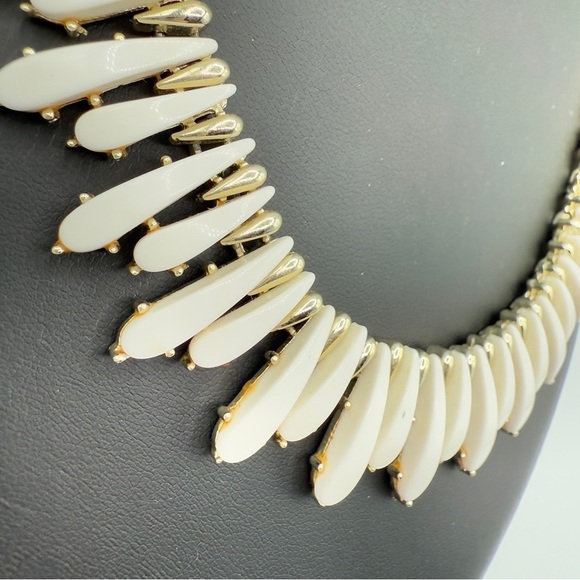 Signed Coro Mid Century White and Gold Collar Necklace with Dramatic Spikes - Picture 6 of 17